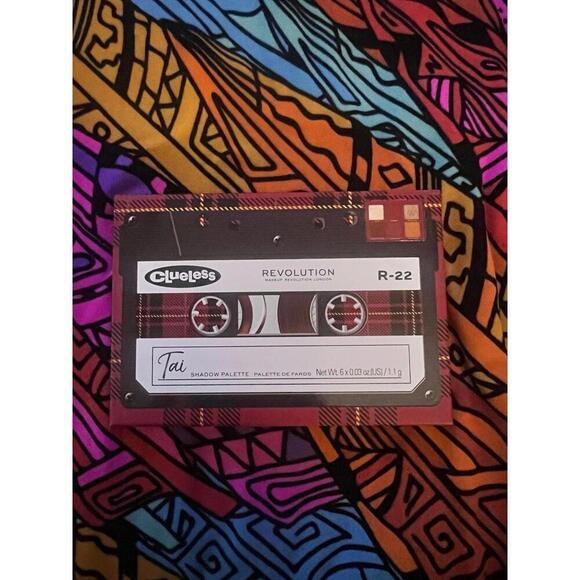 Revolution × Clueless Tai “Rolling with the Homies” Eyeshadow Palette - Picture 4 of 5